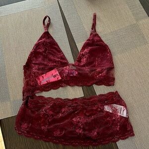 Edikkted viral burgundy top never worn. TAG still on.